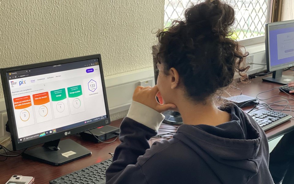 Le LLM prépare l’avenir numérique avec la certification PIX en 3ème
