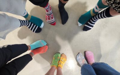 Des chaussettes dépareillées pour l’unité et l’inclusion : une action solidaire au Lycée Louis Massignon